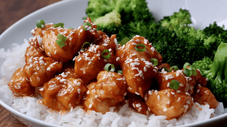 Sesame chicken over white rice with broccoli